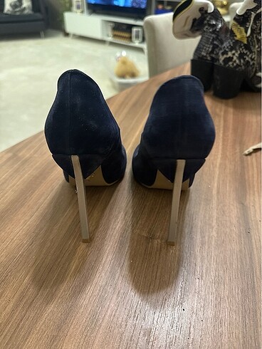 37 Beden lacivert Renk Stiletto giyilmiş
