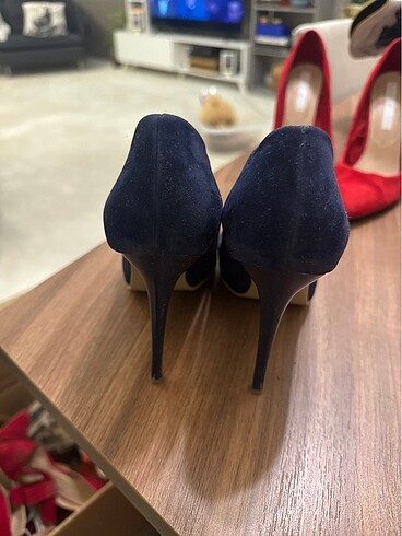 37 Beden Stiletto giyilmiş