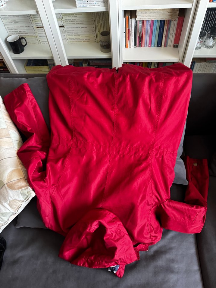 Mavi Kırmızı Kadın Midi Yağmurluk Kapüşonlu - Görsel 4