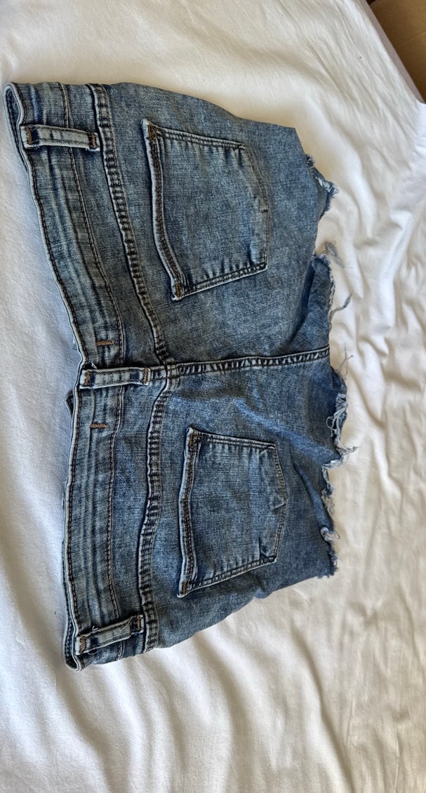 Kadın Mavi Yırtık Kot Şort - Görsel 2