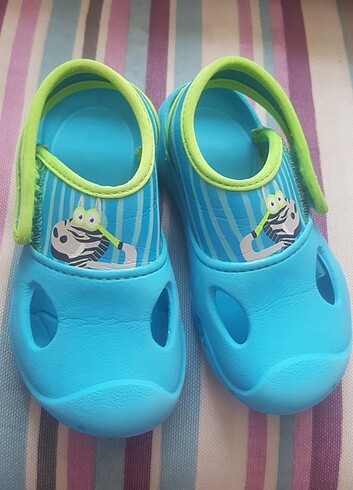 Decathlon dekathlon sandalet havuz kenarında kullanıldı