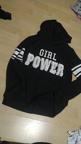 Siyah kapşonlu sweatshirt