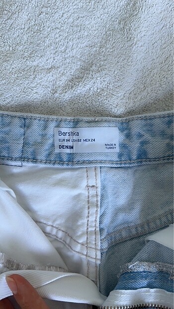 34 Beden beyaz Renk BERSHKA DENİM ŞORT
