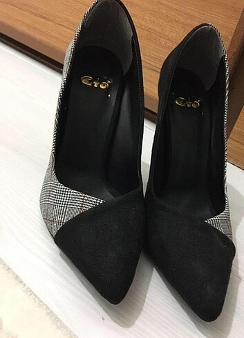 Siyah ekose detaylı stiletto 