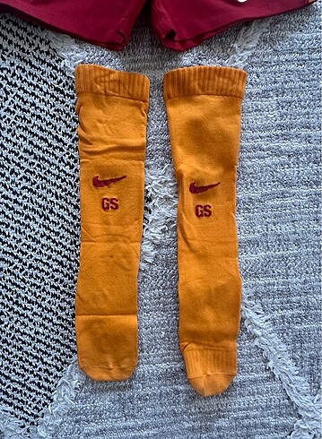 5 Yaş Beden kırmızı Renk Orijinal Nike GS 5-6 yaş alt-üst-tozluk