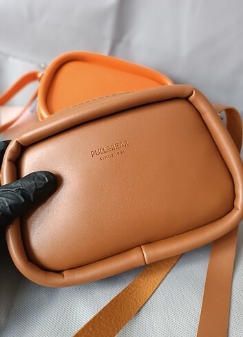Askılı pullandbear yazılı çanta 