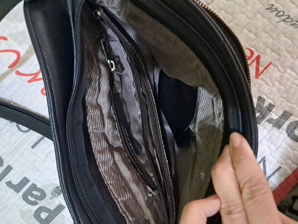 Siyah Parlak Deri Kadın Omuz Çantası - Görsel 3