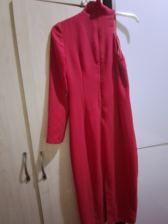 Uzun Kırmızı Drapeli Yüksek Yakalı Elbise - Görsel 5