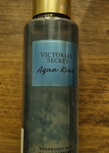 Victoria's Secret Aqua Kiss Vücut spreyi