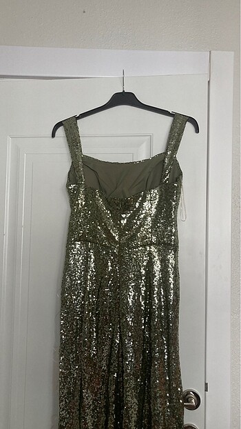 Pullu yırtmaçlı elbise - Görsel 5