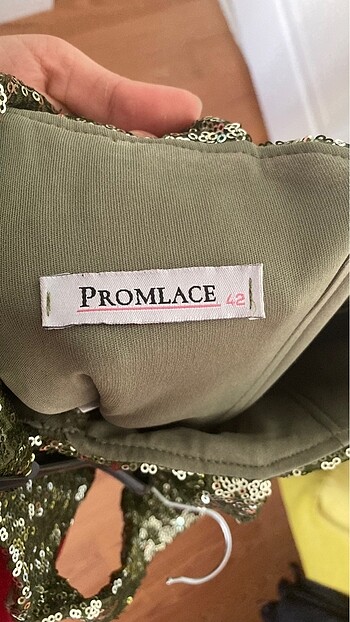 Pullu yırtmaçlı elbise - Görsel 6