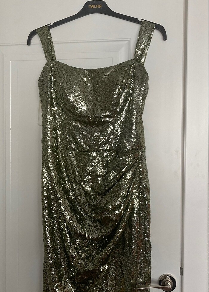 Pullu yırtmaçlı elbise - Görsel 2