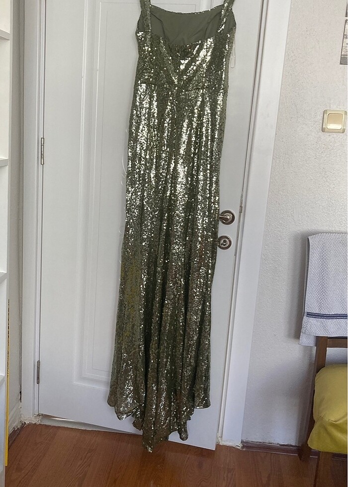 Pullu yırtmaçlı elbise - Görsel 4