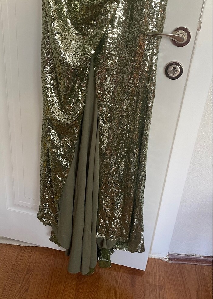 Pullu yırtmaçlı elbise - Görsel 3