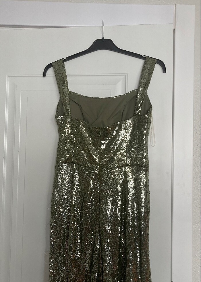 Pullu yırtmaçlı elbise - Görsel 5