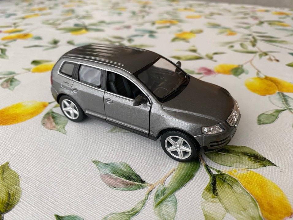 Kinsmart 1:38 Diecast Volkswagen Touareg (2003) model araba - Görsel 3