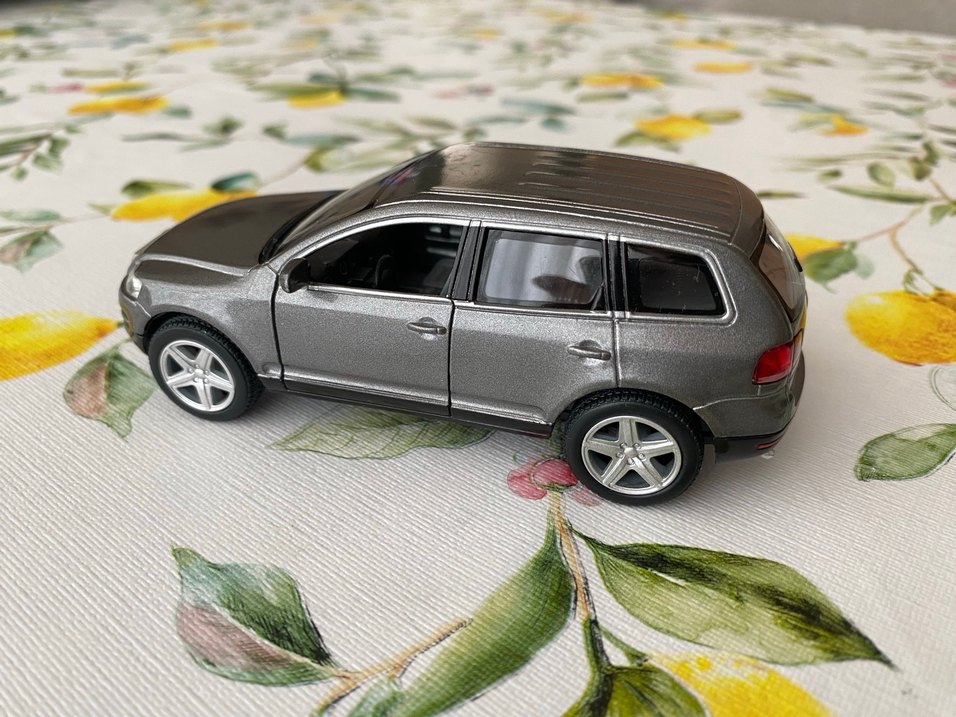 Kinsmart 1:38 Diecast Volkswagen Touareg (2003) model araba - Görsel 4