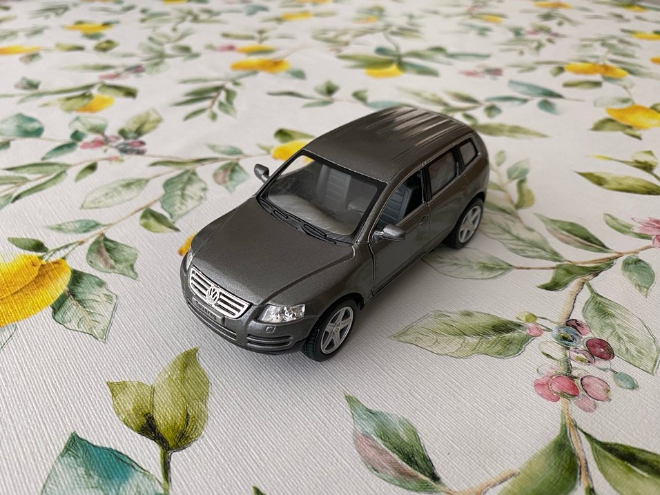 Kinsmart 1:38 Diecast Volkswagen Touareg (2003) model araba - Görsel 2