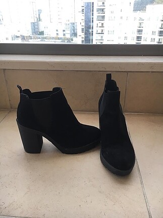 38 Beden Bershka Siyah topuklu bot