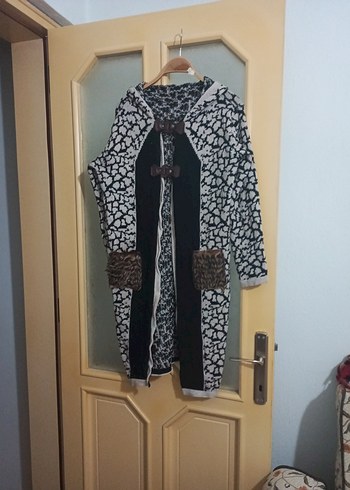 Yılan Desenli Uzun Triko Kadın Kaban