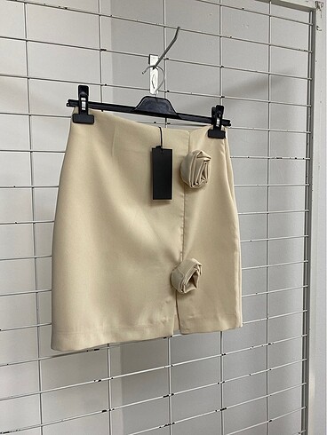 Zara Krem Gül Broşlu Kumaş Etek
