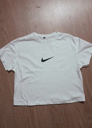 Beyaz nike crop tişört 