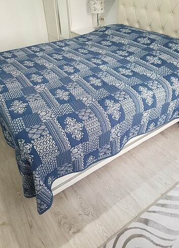 Karaca yatak örtüsü
