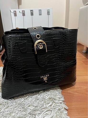 PRADA ÇANTA