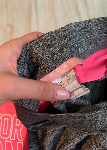 Pembe Baskılı Kısa Kollu Spor Tişört ve Gri Tayt - Görsel 3