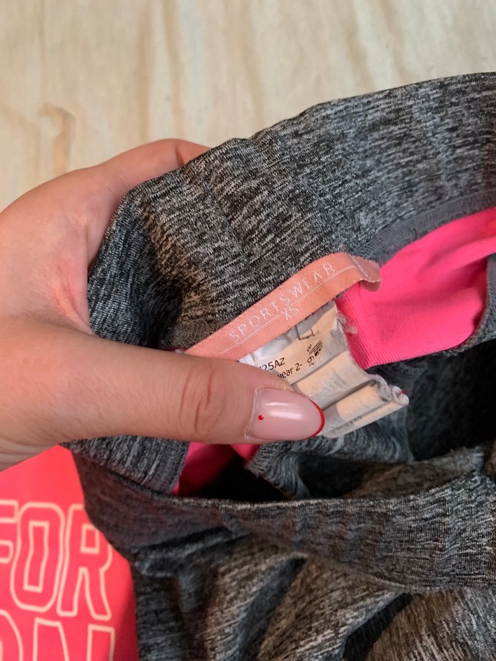 Pembe Baskılı Kısa Kollu Spor Tişört ve Gri Tayt - Görsel 3