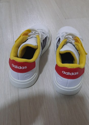 30 Beden Adidas Beyaz Kız Çocuk Spor Ayakkabı