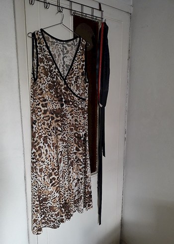 Leopar Desenli V yaka elbise - Görsel 2