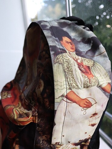  Beden Frida kahlo sırt çantası ve haki renk eşofman pantolon