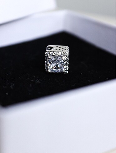 Baget taşlı Pandora charm