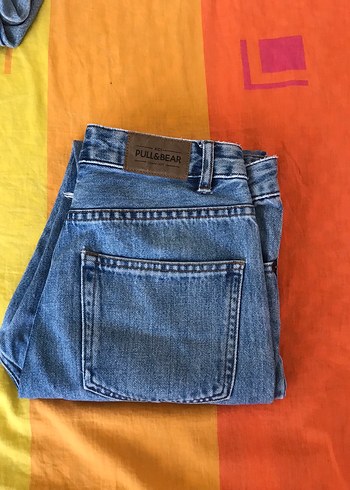 xs Beden mavi Renk Mom jean pull and bear en son görselde kusuru bar