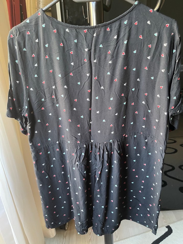 V Yaka Düğmeli Gri Hamile Tişörtü - Görsel 2