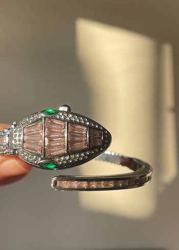 Bvlgari Zarif Yesil Tasli Yilan Bileklik