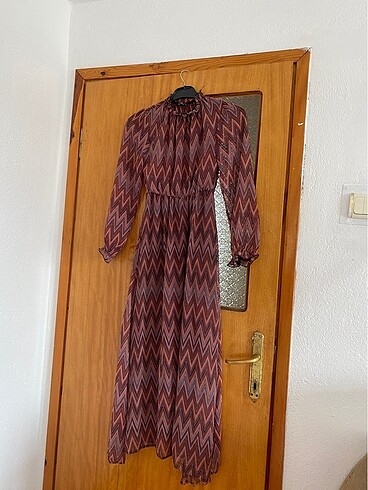 Çizgi desenli şifon elbise