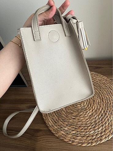 Beden Miniso vizon rengi püsküllü kutu çanta