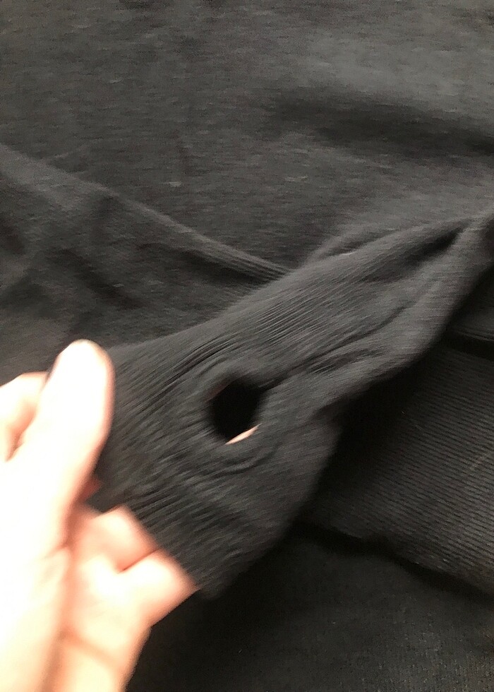 Boğazlı siyah crop kazak - Görsel 2