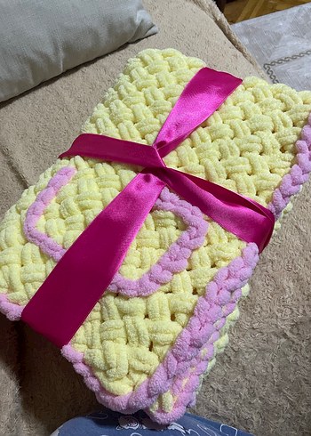 Sarı Nakışlı Örgü Bebek Battaniyesi - Görsel 3