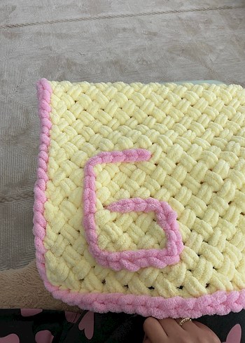 Sarı Nakışlı Örgü Bebek Battaniyesi - Görsel 2