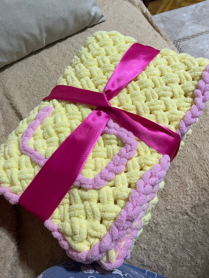 Sarı Nakışlı Örgü Bebek Battaniyesi - Görsel 3