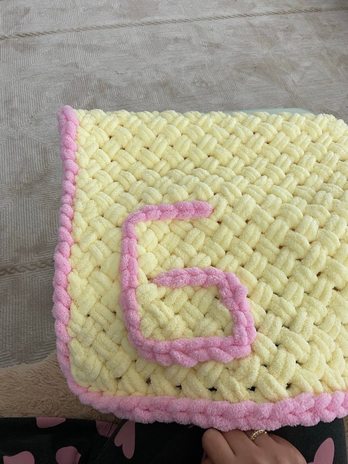 Sarı Nakışlı Örgü Bebek Battaniyesi - Görsel 2