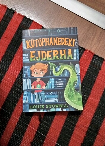 Kütüphanedeki ejderha kitap. 