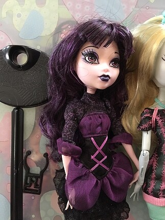 Monster High 4 Monster High bebeği ve bir stand