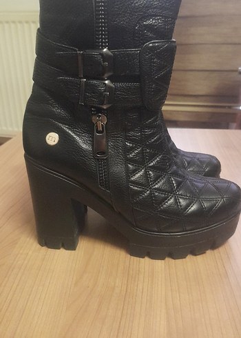 Kadın Siyah Deri Gotik Tokalı Topuklu Bot - Görsel 2