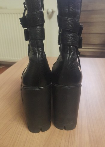 Kadın Siyah Deri Gotik Tokalı Topuklu Bot - Görsel 3