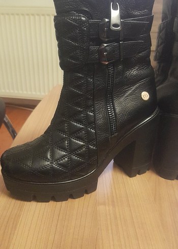 Kadın Siyah Deri Gotik Tokalı Topuklu Bot - Görsel 4