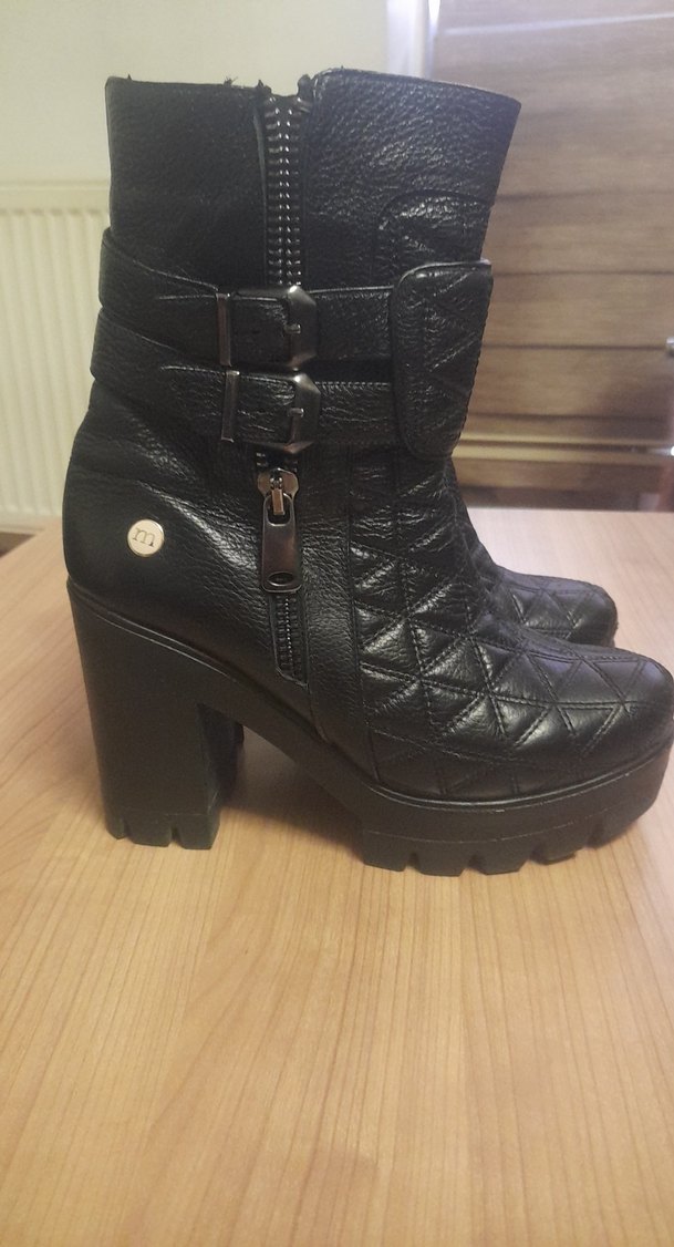 Kadın Siyah Deri Gotik Tokalı Topuklu Bot - Görsel 2